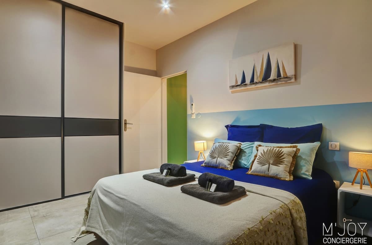 Chambre lit double bleue